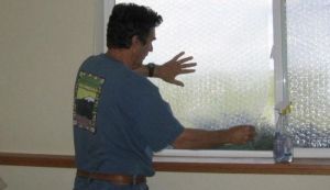 Vezi cum iti poti izola geamurile iarna folosind folia cu bule