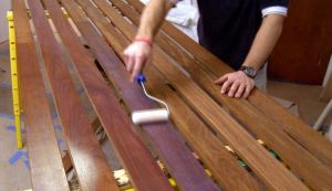 Cum se aplica poliuretanul pe suprafete de lemn