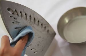 Cum sa cureti plasticul topit de pe talpa unui fier de calcat 