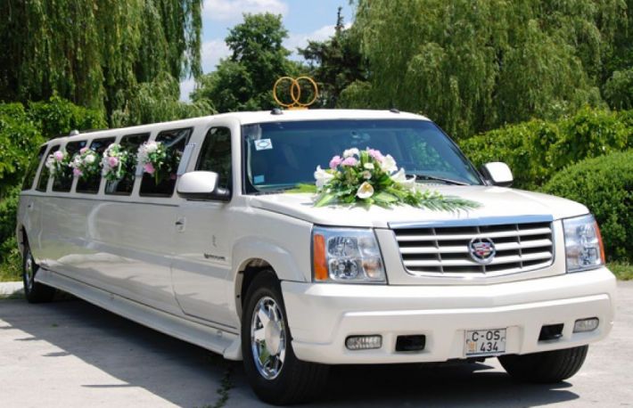 Cum sa decorezi masina de nunta cu ajutorul florilor?