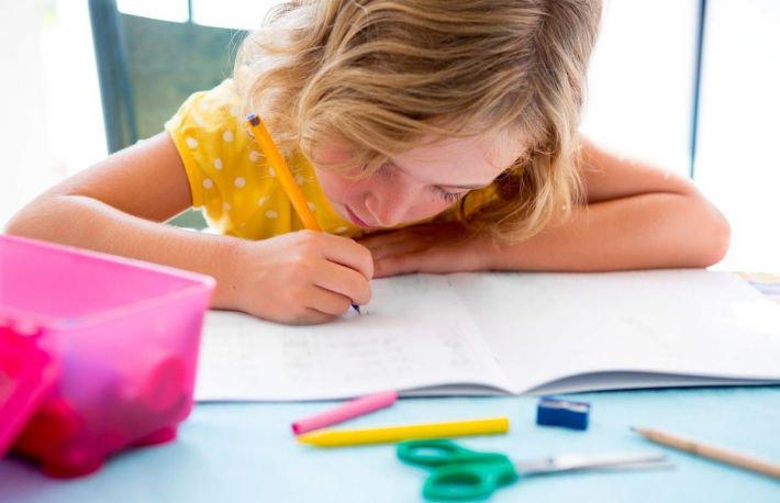  Cum ii poti ajuta pe copii sa isi faca temele singuri?