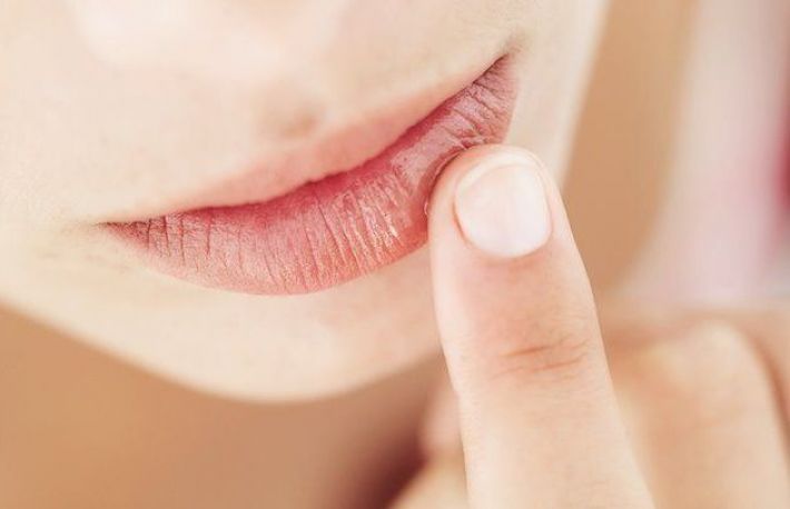 Buzele se usuca si crapa frecvent? Iata cum poti rezolva aceasta problema