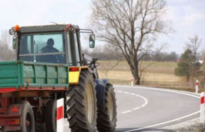 Cum sa circuli cu tractorul pe drumurile publice. Reguli 