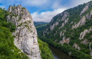 Obiective turistice in Mehedinti. De la Dunare la Podul lui Dumnezeu