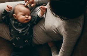De ce unii bebelusi se nasc cu par si altii fara par