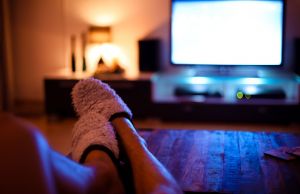 Ce se intampla cand te uiti excesiv la tv? Avantajele si dezavantajele binge-watching-ului