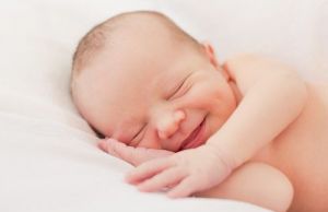 De ce zambesc nou-nascutii cand dorm adanc