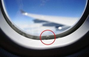 De ce exista o gaurica in geamul avionului si ce rol are?