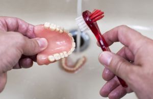 Cum sa cureti proteza dentara