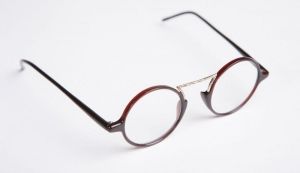 Cum se sterg zgarieturile de pe lentilele de ochelari?