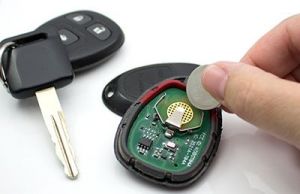 Cum sa schimbi bateria de la cheia auto