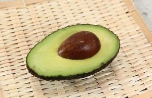 Cum sa pastrezi un avocado verde